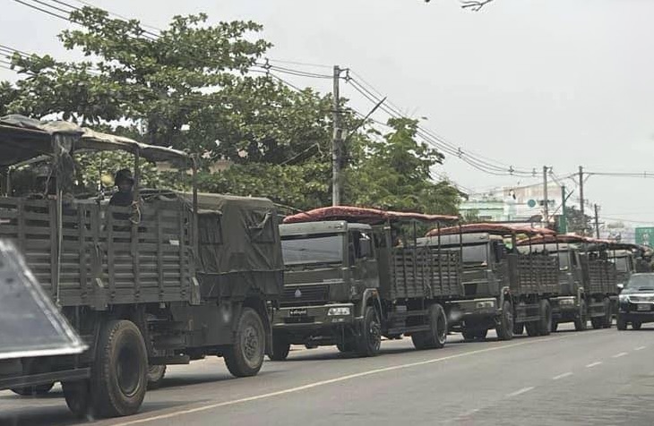Militaires birmans en route pour Myawaddy