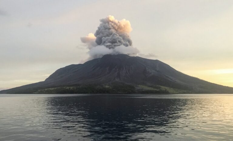 INDONÉSIE – CATASTROPHE : Le mont Ruang se déchaîne à nouveau