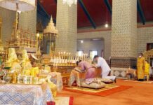 THAÏLANDE – SOCIÉTÉ : Le Roi Rama X et la Reine concluent les rites religieux de Songkran Songkran Roi et Reine Thaïlande