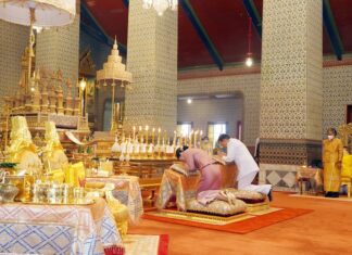 THAÏLANDE – SOCIÉTÉ : Le Roi Rama X et la Reine concluent les rites religieux de Songkran Songkran Roi et Reine Thaïlande