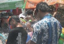 THAÏLANDE – SOCIÉTÉ : Vous êtres trempés pour Songkran, mais êtes vous d’accord ? Songkran batailles eau