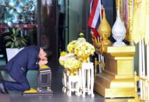 Thaksin respect au roi
