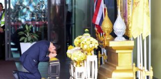 Thaksin respect au roi