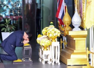 Thaksin respect au roi
