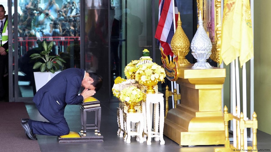 Thaksin respect au roi