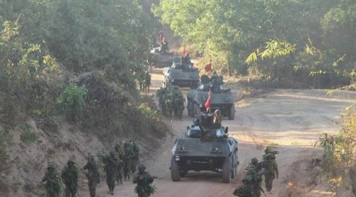 BIRMANIE – CONFLIT : Myawaddy, bien plus qu’une ville frontalière armée birmane