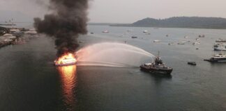 Intervention de la Navy sur un bateau en feu