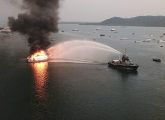PHANG NGA – NAUFRAGE : Incendie sur le bateau d’excursion Sea World 1 Intervention de la Navy sur un bateau en feu