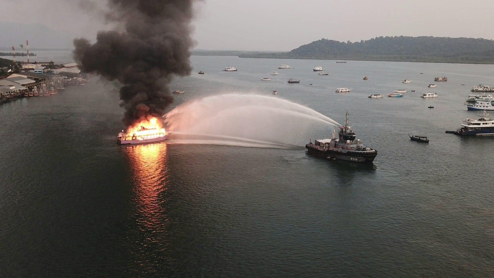 Intervention de la Navy sur un bateau en feu