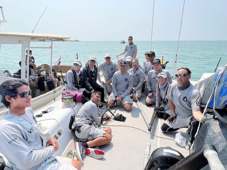 THAÏLANDE – MONARCHIE : La Reine participe à une course de voile à travers la baie de Cha-am