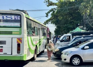 BIRMANIE – CONFLIT : La lutte armée contre la junte reste populaire Rangoun bus rue