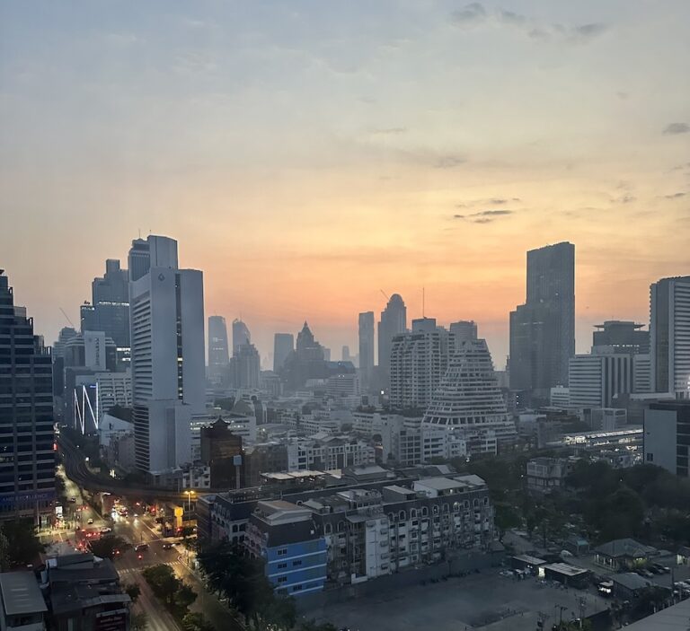 THAÏLANDE – CHRONIQUE : Sur les rooftops de Bangkok, la journée internationale des nuages