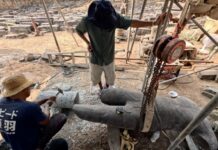 CAMBODGE – PATRIMOINE : Restauration d’une statue en grès au Temple de Phnom Bakheng Statue Phnom Bakheng