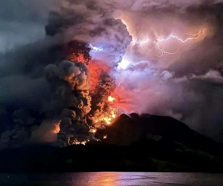 INDONESIE – CATASTROPHE : Le volcan Ruang recouvre l’archipel de ses cendres