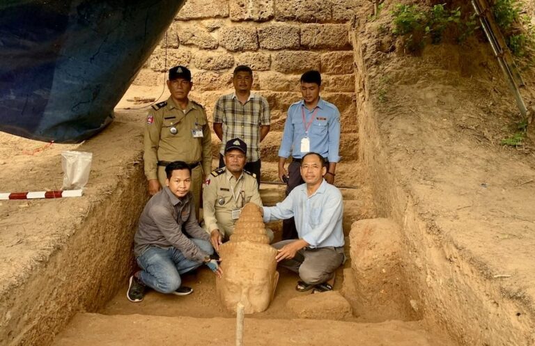 CAMBODGE – PATRIMOINE : Une tête de statue de Deva découverte à la Porte de la Victoire d’Angkor Thom