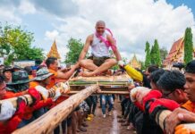 THAÏLANDE – SOCIÉTÉ : Hae Nak Hod, un rituel ancestral pour évaluer la force des futurs moines à Chaiyaphum Hae Nak Hod