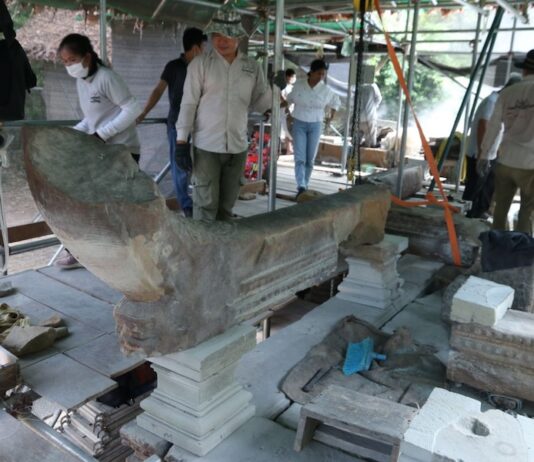 Naga temple banteay samre