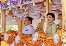 Roi et Reine Thaïlande cérémonie Labour royal