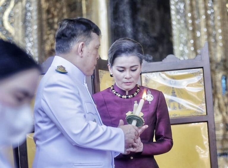 THAÏLANDE – MONARCHIE : Le Roi et la Reine président la célébration royale de Visakha Bucha
