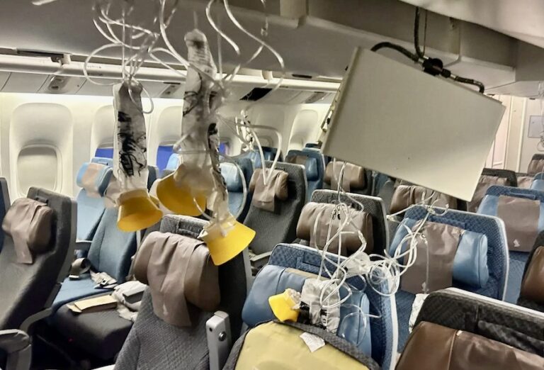 SINGAPOUR – AVIATION : Les passagers traumatisés rescapés du vol mortel ont atterri à Singapour