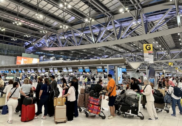 THAÏLANDE – TOURISME : Le royaume annule la “taxe d’atterrissage” de 300 bahts pour les touristes étrangers