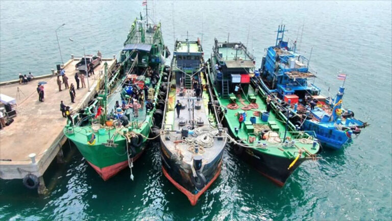 THAÏLANDE – SOCIÉTÉ : Onze membres d’équipage se rendent dans une affaire de contrebande de pétrole