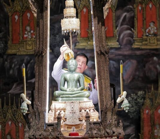 THAÏLANDE – RELIGION : Le Roi Maha Vajiralongkorn honore le Bouddha d’émeraude