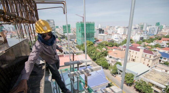 CAMBODGE – ÉCONOMIE : Investissements étrangers record, croissance sous pression Cambodge construction