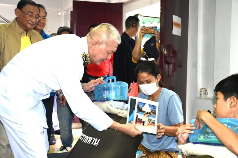 THAÏLANDE – SOCIÉTÉ : Le Roi et la Reine portent secours aux victimes de l’incendie de Yaowarat