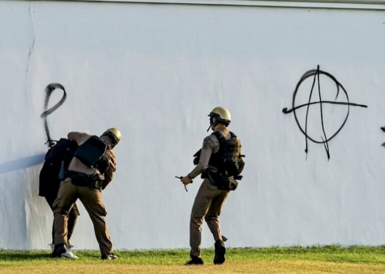 THAÏLANDE – MONARCHIE : Huit mois de prison pour avoir graffité le numéro 112