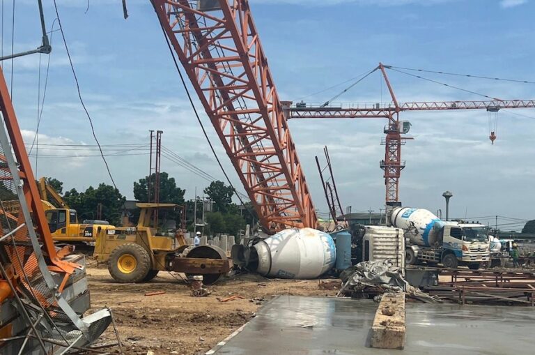 BANGKOK – ACCIDENT : Une grue s’effondre sur un chantier, faisant deux morts et sept blessés