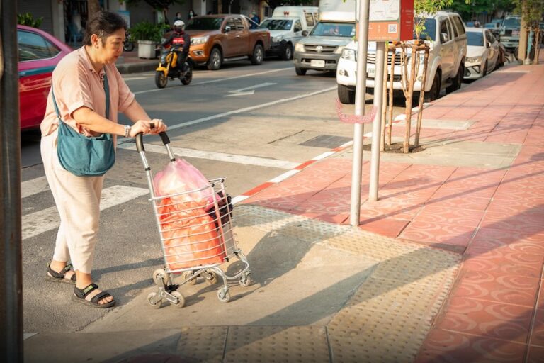 THAÏLANDE – TOURISME : Bangkok dévoile un nouveau trottoir à motif de pivoine dans le quartier de Yaowarat