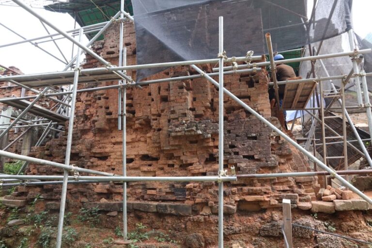 CAMBODGE – PATRIMOINE : La tour G15 de Phnom Bakheng en danger