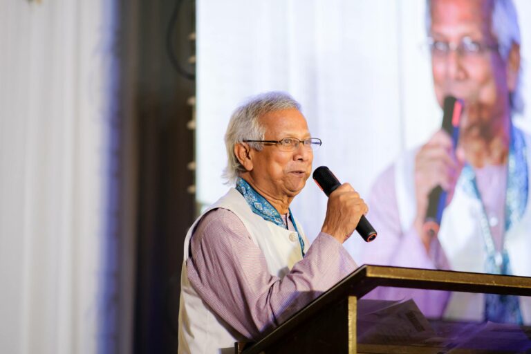 ASIE – DÉMOCRATIE : Après les émeutes au Bangladesh, le retour de Mohammed Yunus
