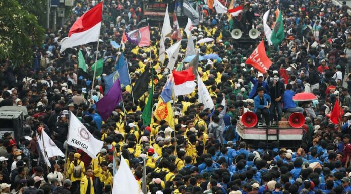 INDONÉSIE – POLITIQUE : Le président sortant Joko Widodo recule devant la rue