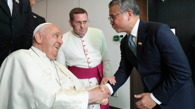 SINGAPOUR – RELIGION : Le pape François achève son périple asiatique dans la cité État