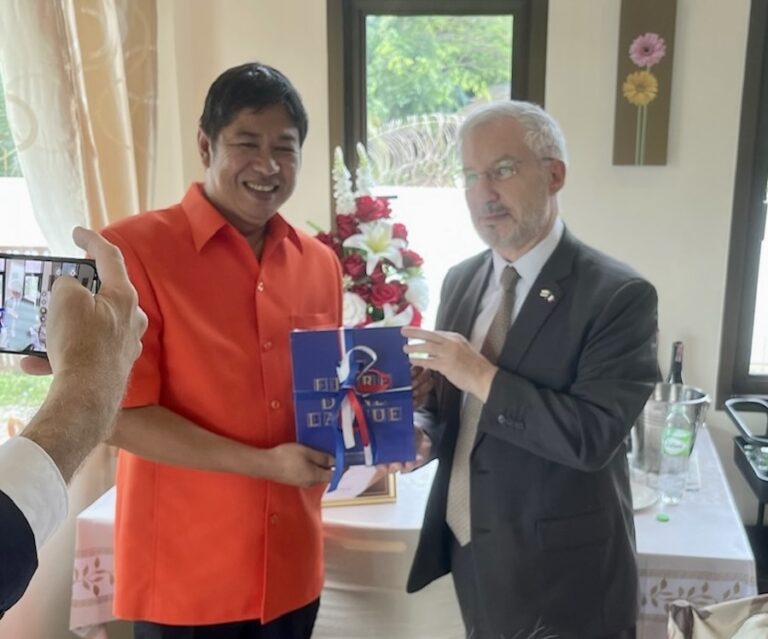 THAÏLANDE – FRANCE : Rencontre franco-thaïlandaise à Roi-Et autour d’un professeur de français