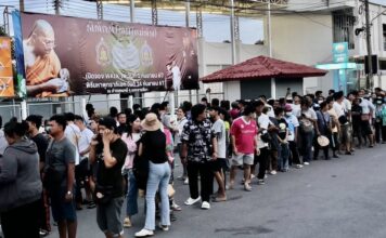 THAÏLANDE – RELIGION : Les amulettes de Luang Pu Sila attirent les foules à Korat