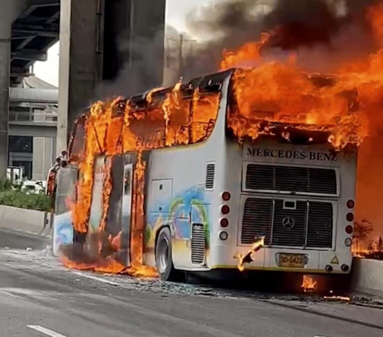 BANGKOK – SOCIÉTÉ : Un autocar rempli d’écoliers prend feu, 23 morts