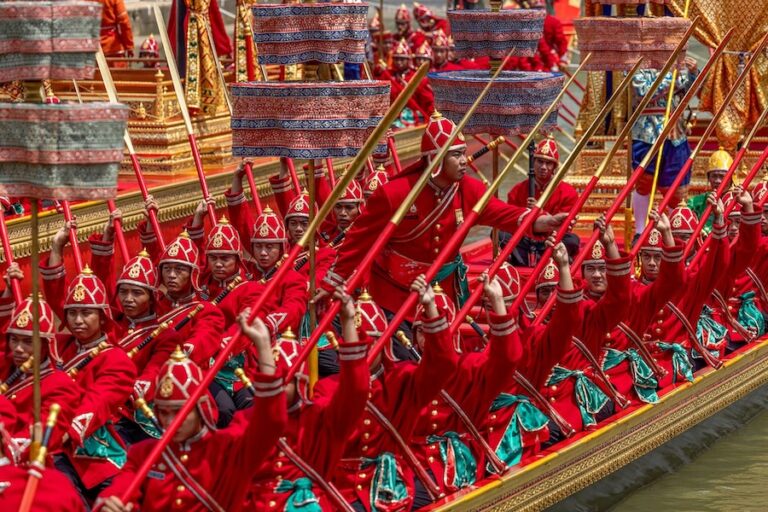 THAÏLANDE – CULTURE : Procession des barges royales : Célébrations du Kathin royal à Wat Arun