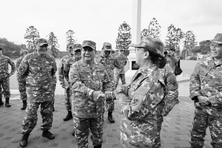 INDONÉSIE – POLITIQUE : Le président Prabowo redevient Général devant ses troupes