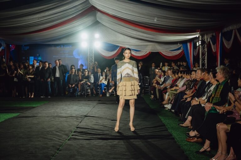 LAOS – FRANCE : La mode laotienne célèbre le zéro déchet à la Résidence de France