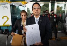 pétition contre Thaksin et Pheu Thai