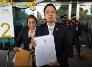 pétition contre Thaksin et Pheu Thai