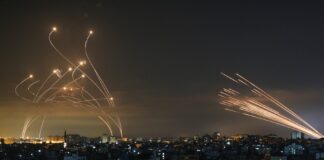 Israël attaque roquettes