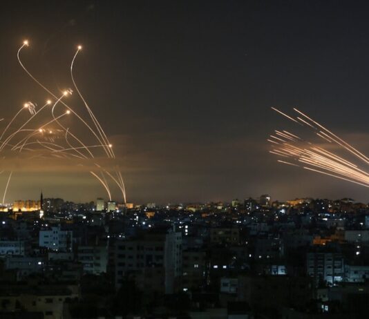 Israël attaque roquettes