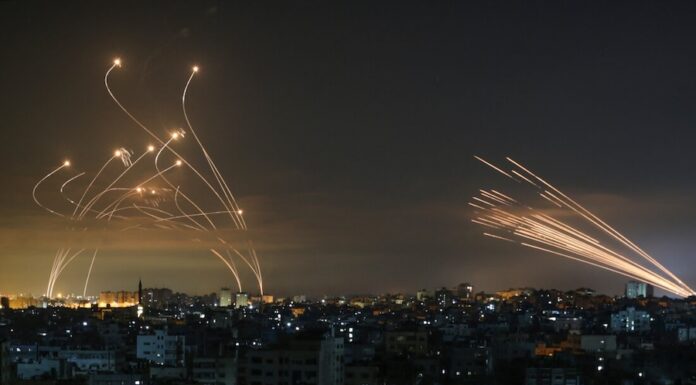 Israël attaque roquettes