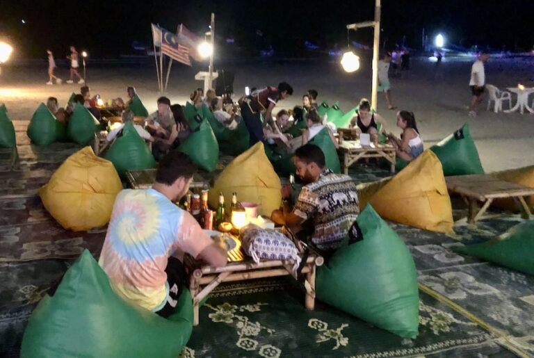 THAÏLANDE – TOURISME : La Full Moon Party attire plus de 9 000 touristes à Koh Phan Ngan