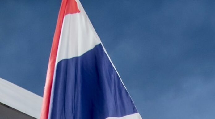THAÏLANDE – CHRONIQUE : A l’école, le patriotisme et le lever du drapeau drapeau Thaïlandais