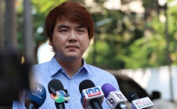 THAÏLANDE – POLITIQUE : Piyabutr, leader historique du Future Forward Party, critique l’immobilisme du Pheu Thai